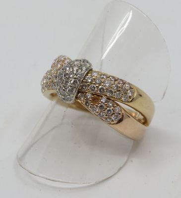 une photo d'une bague en diamant posée sur un présentoir transparent