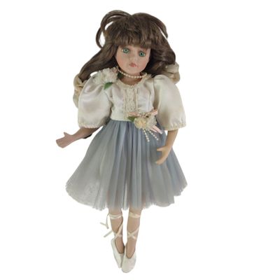 une poupée qui porte une robe et des chaussures