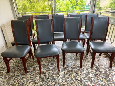 six chairs that are sitting on a rug in a room