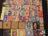 une grande collection de CD de musique posée sur une table