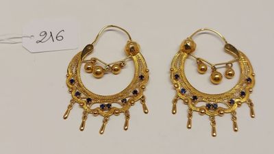 deux paires de boucles d'oreilles en or ornées de pierres bleues