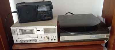 une radio posée sur une étagère à côté d'un lecteur CD