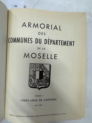 un livre ouvert posé sur une table à côté d'une tasse de café