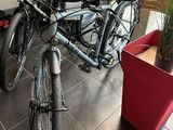 deux vélos garés l'un à côté de l'autre dans une pièce