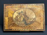une vieille boîte en bois ornée d'une peinture sur fond noir