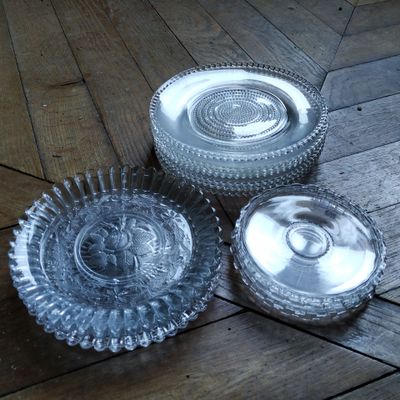 trois plats en verre posés sur une table en bois