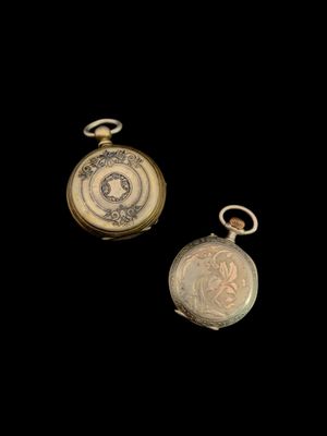 deux montres de poche en or et en argent sur fond noir