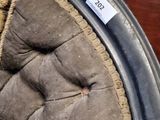 une image représentant une chaise dont le dossier est orné de boutons