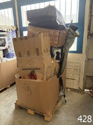 une pile de cartons posée sur une palette dans un garage