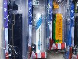 Plusieurs brosses à dents et tubes de dentifrice sont emballés dans des sachets en plastique
