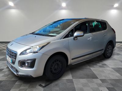 la voiture argentée est garée dans le garage sur un sol en damier