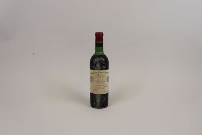 une bouteille de vin posée sur une table