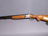 un vieux fusil de chasse avec un canon en bois et un étui en cuir