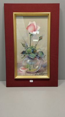 tableau représentant une rose rose dans un vase en verre posé sur une table