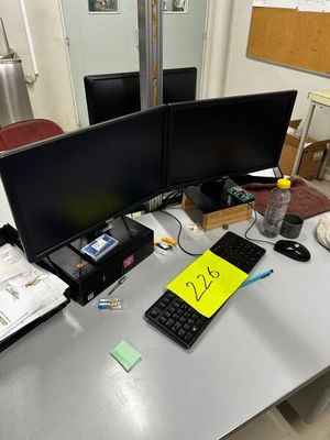 un bureau sur lequel sont posés deux écrans d'ordinateur et un clavier
