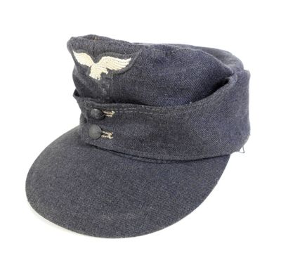 casquette militaire grise ornée d'un aigle blanc sur le côté