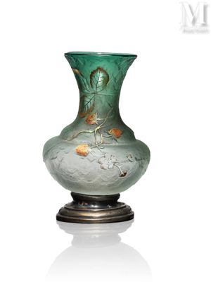 un vase en verre vert orné d'un motif à la feuille d'or