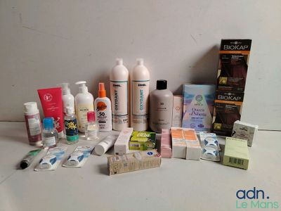 de nombreux types de produits de soins de la peau sur la table