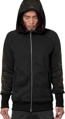 Cet homme porte un sweat à capuche noir et un pantalon noir.
