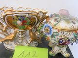 deux vases posés sur une table