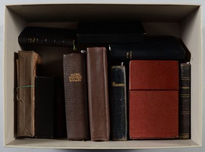 une boîte blanche contenant tout un tas de livres