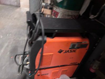 une petite machine orange posée par terre