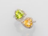 une paire de bagues en saphir jaune et vert et en diamant