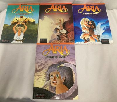 quatre livres sont posés sur un lit recouvert d'un drap blanc