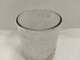 une tasse en verre posée sur une table
