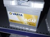 une photo d'une batterie de voiture posée sur une étagère