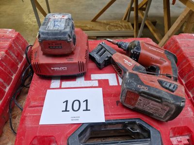 de nombreux outils qui se trouvent dans une boîte rouge