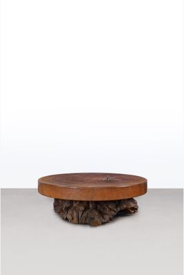 un chat assis sur une table en bois près d'un mur blanc