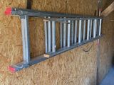 une échelle accrochée au mur d'un immeuble