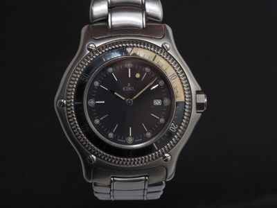 gros plan d'une montre sur fond noir