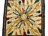un gros plan sur un foulard carré orné de ciseaux et de ciseaux