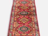 un tapis rouge et bleu à motifs