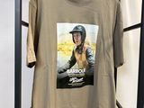 Le t-shirt est orné d'une image représentant une femme portant un casque