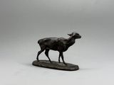 une image représentant une statue de mouton posée sur un socle en bois