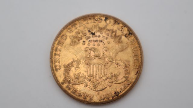 Une pièce de monnaie en or à valeur faciale de vingt dollars USA ...