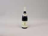 une bouteille de vin posée sur une table