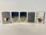quatre briquets Zippo sont alignés sur une surface blanche