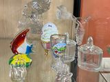 de nombreux vases en verre exposés dans une vitrine