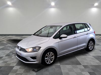 La Volkswagen e-Golf est garée dans une grande pièce au sol à carreaux.