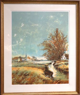 un tableau représentant un ruisseau traversant un champ, avec des maisons en arrière-plan