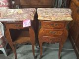 trois tables en bois avec des plateaux en marbre dans une pièce