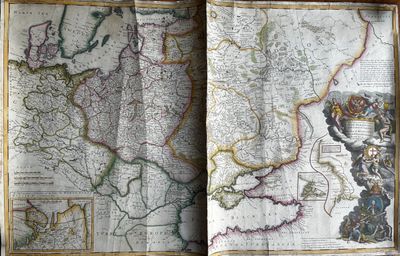 un livre ouvert sur lequel figure une carte de l'Europe