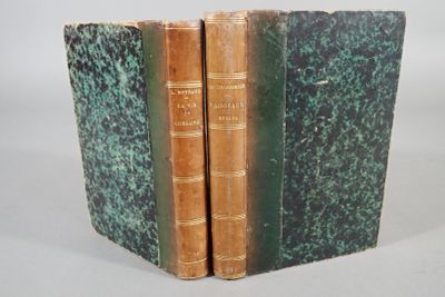 trois livres sont empilés sur une surface blanche