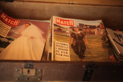 des magazines dans une valise posée par terre dans une pièce