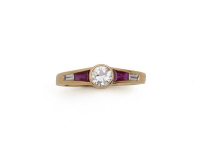 une bague en diamant et rubis sertie de pierres taillées en baguette