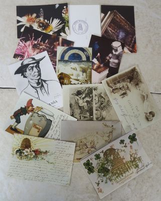 une pile de vieilles cartes postales par terre